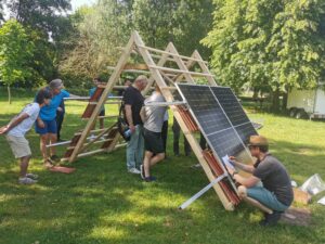 Menschen stehen an einem Übungsdach für die Installation von Photovoltaikanlagen